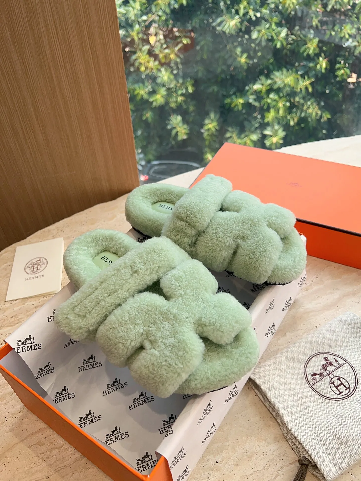 👟👟Ex-factory price 500👟👟 (Top version) Hermes Hermès Second Uncle Fur Slippers Can be made without standard: [Note: No standard needs to be customized] In 2024, the official website and Xiaohongshu will synchronize the latest color matching Hermès hot models, upgraded workmanship, high quality! Fashionable small wool H-slip autumn and winter style flat-soled wool mop. Fabric: Imported lamb's roll real wool. Lining: Imported lamb's roll real wool. Outsole: Genuine leather outsole. Size: 35-43, [Note: 41, 42, 43 customized]